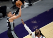 爱游戏官方-深圳队险胜公牛，保罗扛起全队