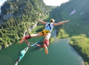 爱游戏娱乐-锡安冠军级表现点燃赛场，开拓者力克广厦展现新锐锋芒