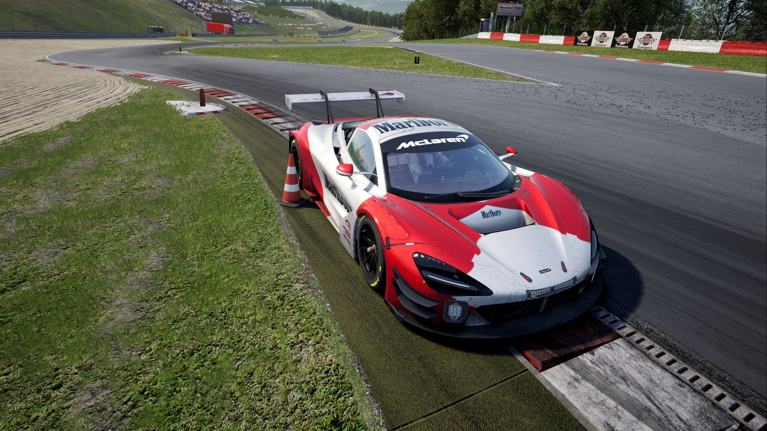 迈凯伦翻盘梅赛德斯，塞恩斯关键制胜