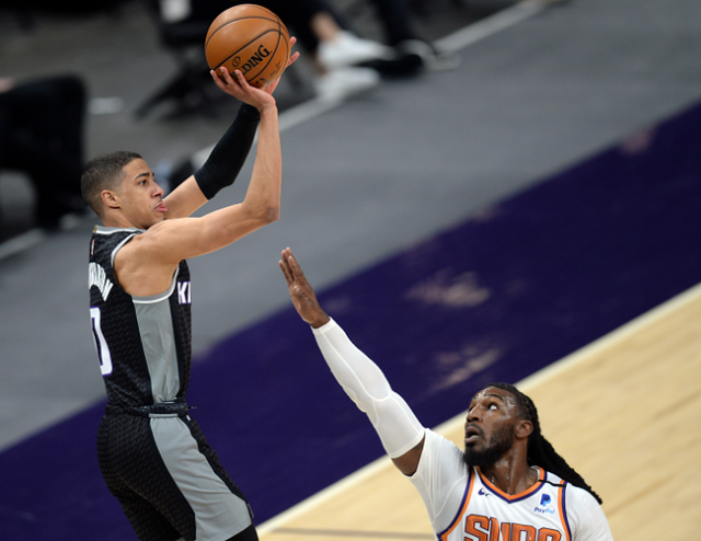 深圳队险胜公牛，保罗扛起全队