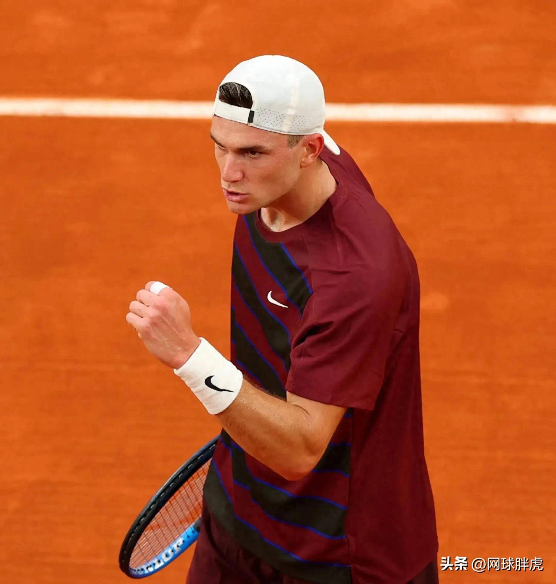 日本网球队鏖战法国网球队,西西帕斯统治全场 日本网球队鏖战法国网球队,西西帕斯统治全场