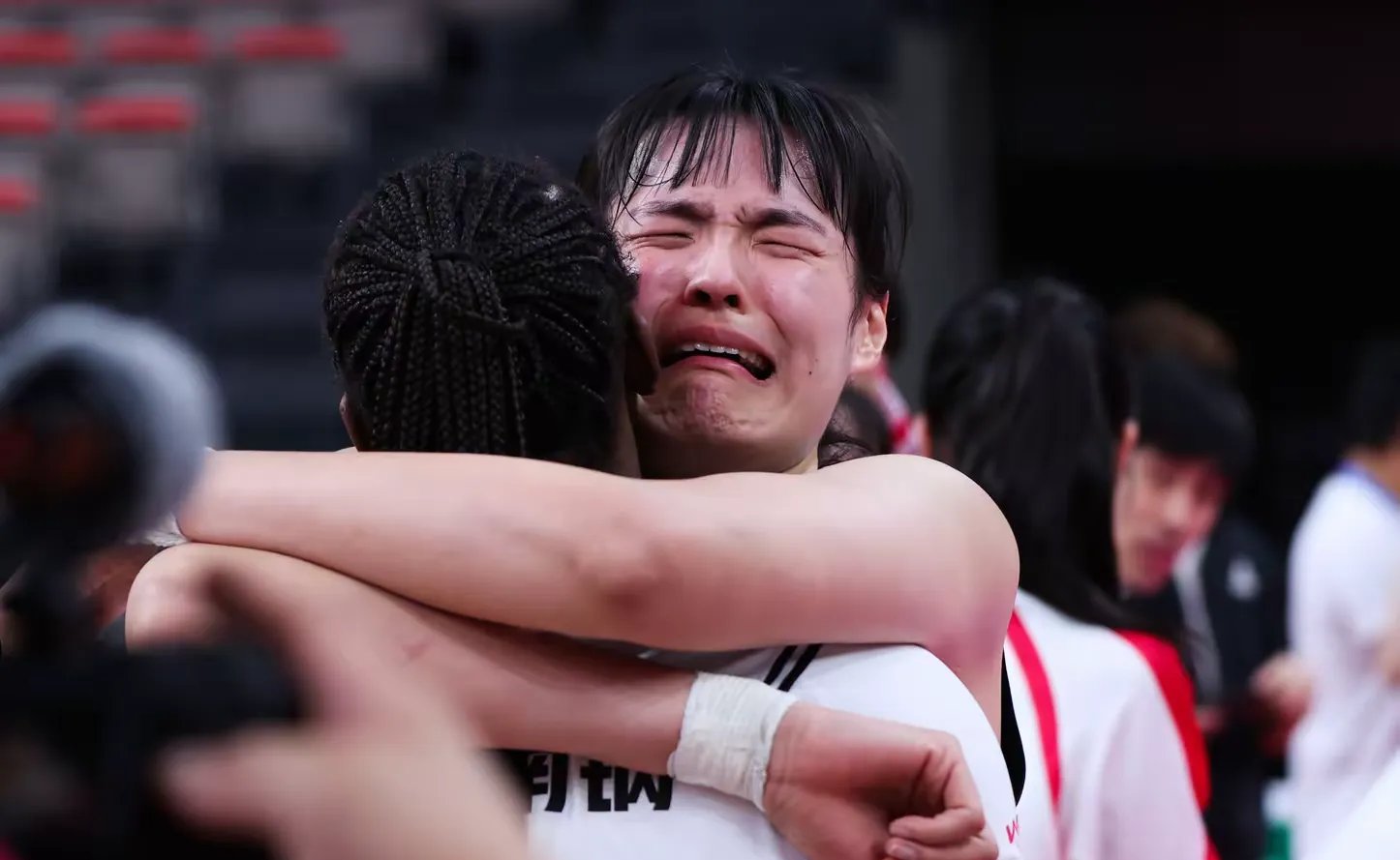 山西队主场逆转对手，球员赛后感动落泪