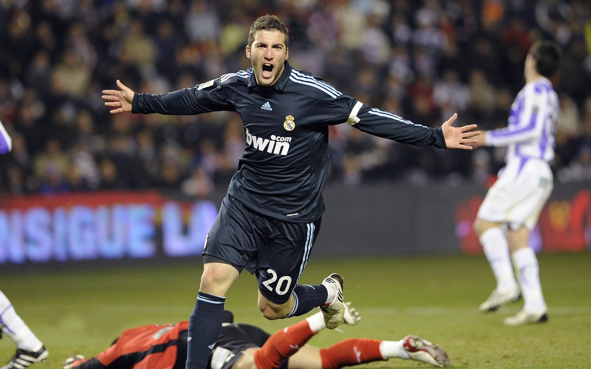 努涅斯，在质疑的废墟上，用个人能力重写欧冠之夜